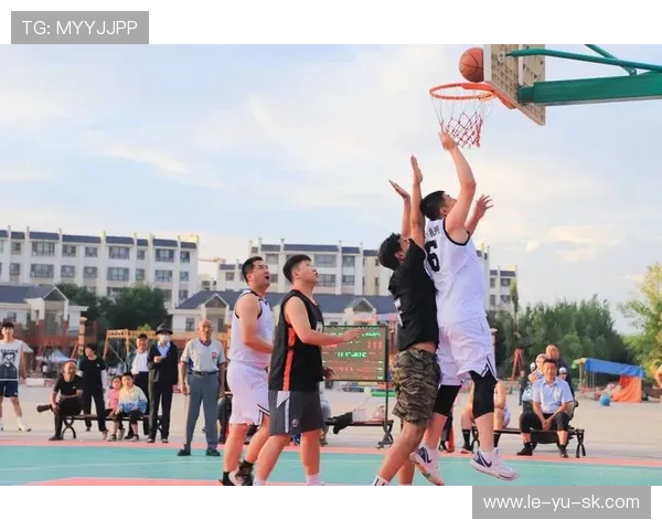 快节奏对抗升级,三人制篮球点燃街头赛场 快节奏对抗升级,三人制篮球点燃街头赛场